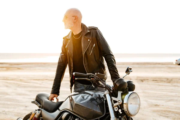 Зрілий Сміливий Чоловік Шкіряній Куртці Дивиться Вбік Позує Мотоциклі Відкритому — стокове фото