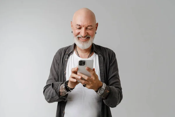 Φαλακρός Ευρωπαίος Γενειάδα Γελάει Ενώ Χρησιμοποιεί Κινητό Τηλέφωνο Απομονωμένο Λευκό — Φωτογραφία Αρχείου