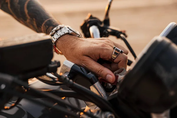 Пожилой Человек Татуировкой Стартовый Мотоцикл Открытом Воздухе — стоковое фото