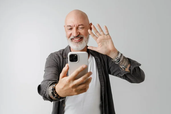 Φαλακρός Ευρωπαίος Γενειάδα Εκσφενδονίζεται Ενώ Βγάζει Selfie Στο Κινητό Απομονωμένος — Φωτογραφία Αρχείου