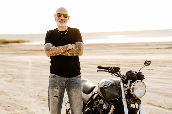 Mature Bold Man Tattoo Looking Camera While Posing Motorbike Outdoors — Foto Stock
