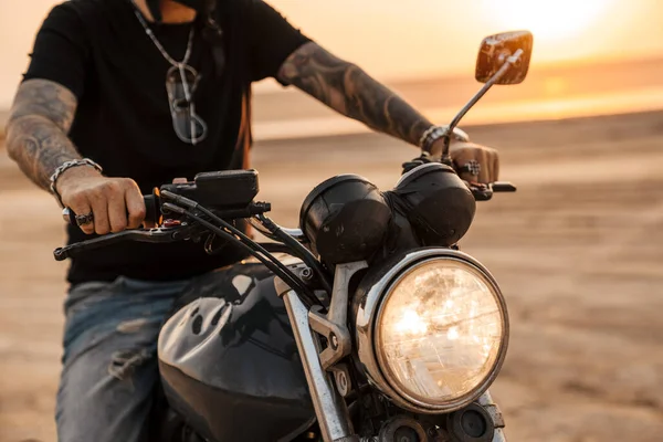 男子穿着黑色T恤 在户外摩托车上有纹身 — 图库照片
