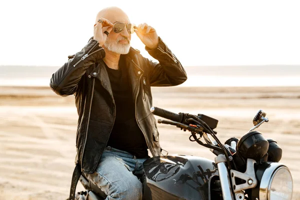 Bold Senior Man Wearing Leather Jacket Posing Motorcycle Outdoors Summer — Foto Stock