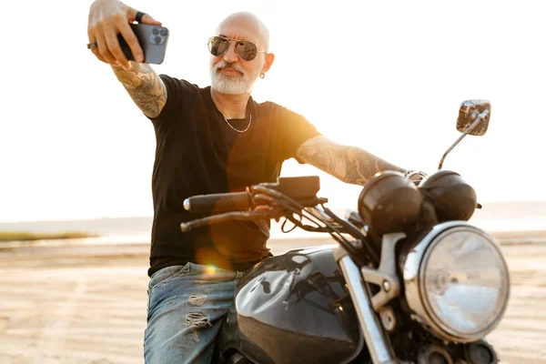 Сміливий Старший Чоловік Бере Селфі Мобільний Телефон Мотоциклі Відкритому Повітрі — стокове фото