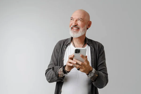 Лысый Европейский Человек Бородой Смеется Использовании Мобильного Телефона Изолированы Белом — стоковое фото