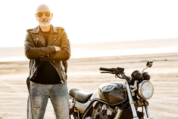 Bold Senior Man Leather Jacket Posing Motorcycle Outdoors Summer Day — Foto Stock