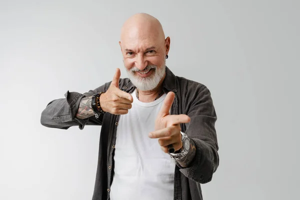 Glatzköpfiger Europäischer Mann Mit Bart Lacht Während Mit Dem Finger — Stockfoto