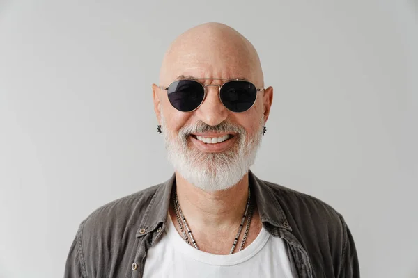 Glatzköpfiger Mann Mit Sonnenbrille Lacht Und Blickt Vereinzelt Die Kamera — Stockfoto