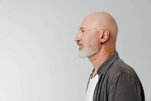 Glatzköpfiger Europäischer Mann Mit Bart Schaut Zur Seite Während Isoliert — Stockfoto