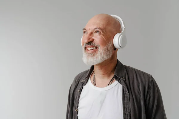 Лысый Бородатый Европейский Мужчина Слушает Музыку Наушниками Изолированы Белом Фоне — стоковое фото