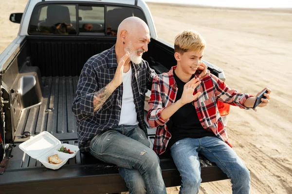 Smiling Father His Son Sitting Car Trunk Back Beach Having — Foto Stock
