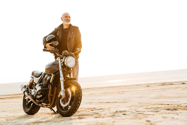 Сміливий Старший Чоловік Шкіряній Куртці Позує Мотоциклом Відкритому Повітрі Літній — стокове фото