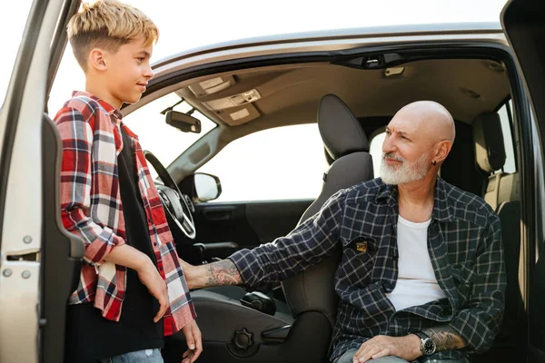 Lächelnder Vater Und Sein Sohn Sitzen Auto Strand Und Unterhalten — Stockfoto