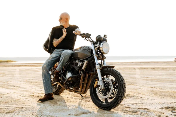 Сміливий Старший Чоловік Татуюванням Позує Мотоциклі Відкритому Повітрі Літній День — стокове фото