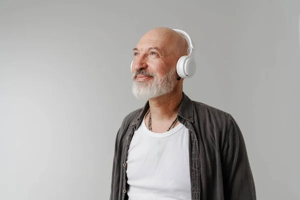 Uomo Europeo Barbuto Pelato Che Ascolta Musica Con Cuffie Isolate — Foto Stock