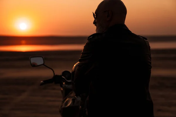 Bold Senior Man Wearing Leather Jacket Posing Motorcycle Outdoors Sunset — Foto Stock