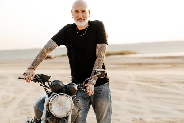 Audace Uomo Anziano Indossa Shirt Posa Con Moto All Aperto — Foto Stock