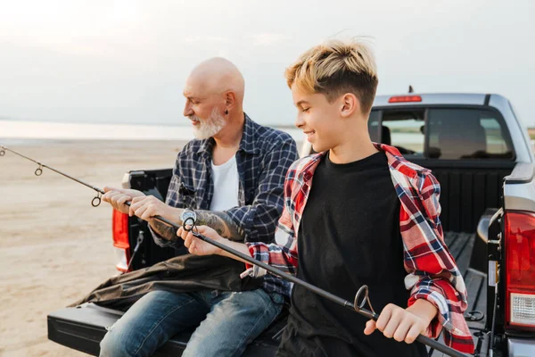 Χαμογελαστός Μεσήλικας Πατέρας Και Έφηβος Γιος Του Ετοιμάζονται Για Ψάρεμα — Φωτογραφία Αρχείου
