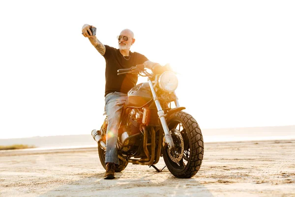 Зрілий Сміливий Чоловік Бере Селфі Мобільний Телефон Сидячи Мотоциклі Відкритому — стокове фото