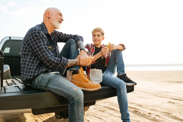 Smiling Father His Son Sitting Car Trunk Back Beach Having — Foto Stock