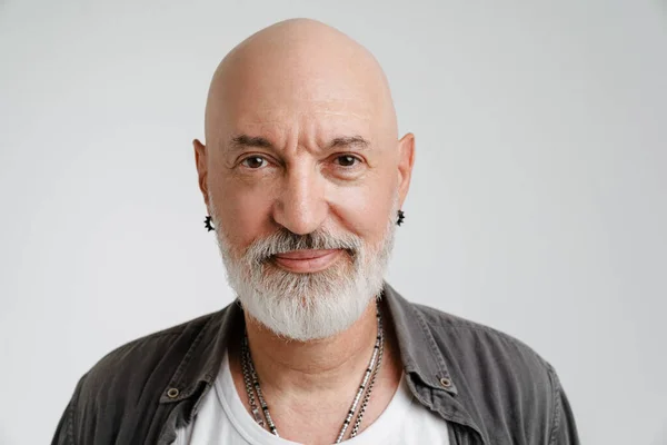 Glatzköpfiger Europäischer Mann Mit Bart Posiert Und Blickt Vereinzelt Die — Stockfoto