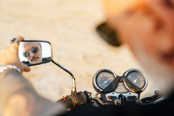 Зрілий Бородатий Чоловік Дивиться Дзеркало Заднього Виду Мотоциклі Відкритому Повітрі — стокове фото