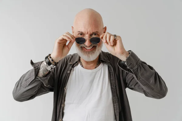 Glatzköpfiger Mann Mit Sonnenbrille Lacht Und Blickt Vereinzelt Die Kamera — Stockfoto