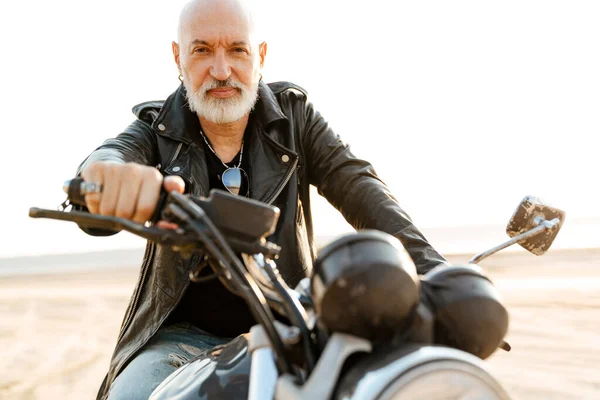 Mature Bold Man Leather Jacket Posing Motorbike Outdoors — Foto Stock