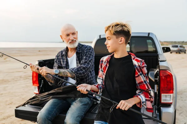 Χαμογελαστός Μεσήλικας Πατέρας Και Έφηβος Γιος Του Ετοιμάζονται Για Ψάρεμα — Φωτογραφία Αρχείου