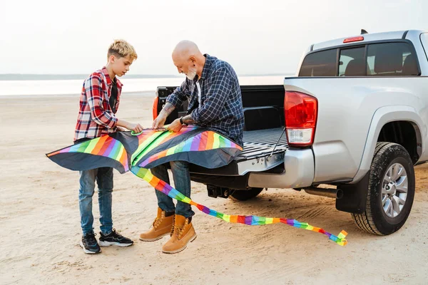 Vader Zijn Tienerzoon Hebben Plezier Het Zonnige Strand Met Vlieger — Stockfoto