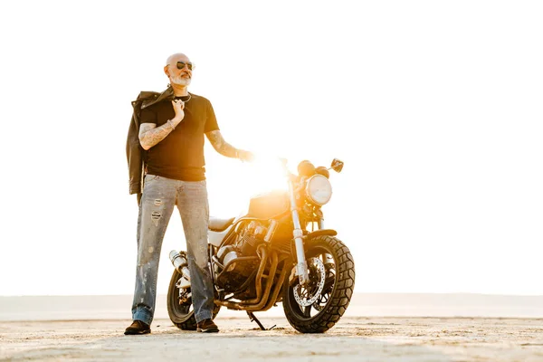 Зрілий Сміливий Чоловік Татуюванням Дивиться Камеру Позує Мотоциклі Відкритому Повітрі — стокове фото