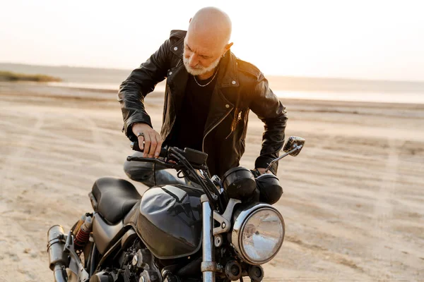Mature Bold Man Leather Jacket Posing Motorbike Outdoors — Photo