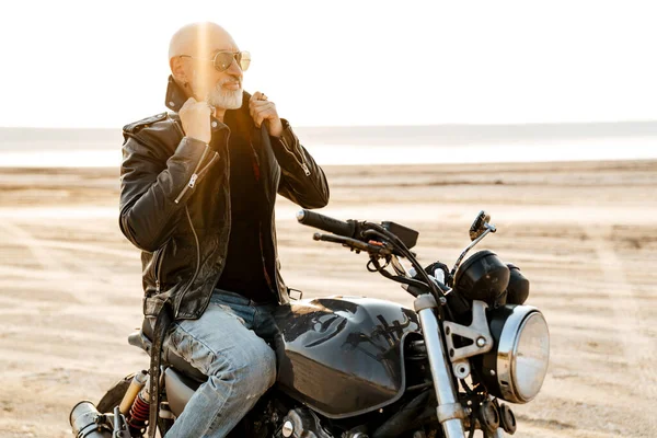 太いですシニア男身に着けている革ジャケットポージング上のオートバイ屋外で夏の日 — ストック写真