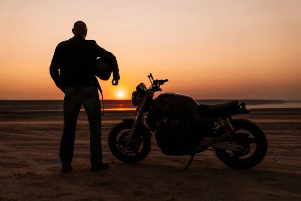 Смелый Мужчина Кожаной Куртке Позирующий Мотоциклом Открытом Воздухе Закате — стоковое фото