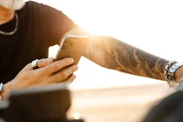 Bold Senior Man Using Mobile Phone Motorcycle Outdoors Summer Day — Zdjęcie stockowe