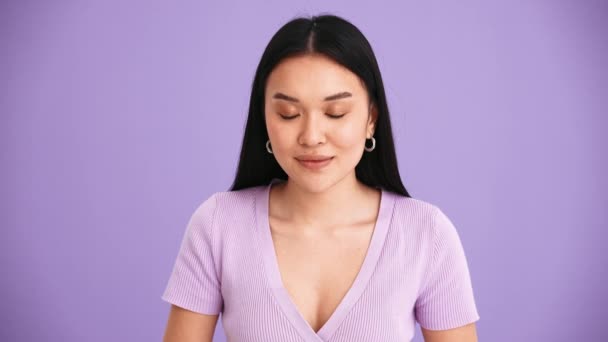 Smiling Asian Brunette Woman Wearing Purple Shirt Opening Eyes Camera — Stock Video