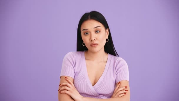 Displeased Asian Brunette Woman Wearing Purple Shirt Showing Blah Blah — ストック動画