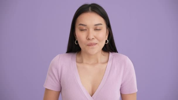 Belle Femme Brune Asiatique Portant Shirt Violet Espérant Quelque Chose — Video