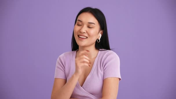 Šťastná Asijská Brunetka Žena Sobě Fialové Tričko Poslech Hudby Sluchátkách — Stock video