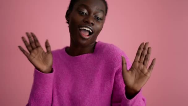 Счастливая Африканская Женщина Танцует Розовой Студии — стоковое видео