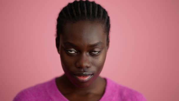 Веселая Африканка Открывающая Глаза Камеру Розовой Студии — стоковое видео