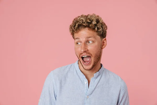 Young Blonde Man Curly Hair Expressing Surprise Camera Isolated Pink — Stock Photo, Image