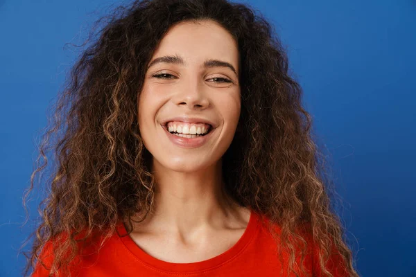 Joven Morena Sonriendo Mirando Cámara Aislada Sobre Pared Azul —  Fotos de Stock