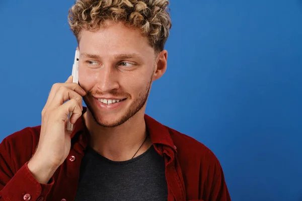 Junger Blonder Mann Mit Lockigem Haar Telefoniert Isoliert Über Blauer — Stockfoto