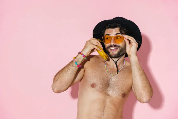 Shirtless Man Hat Looking Aside While Posing Banana Isolated Pink — ストック写真