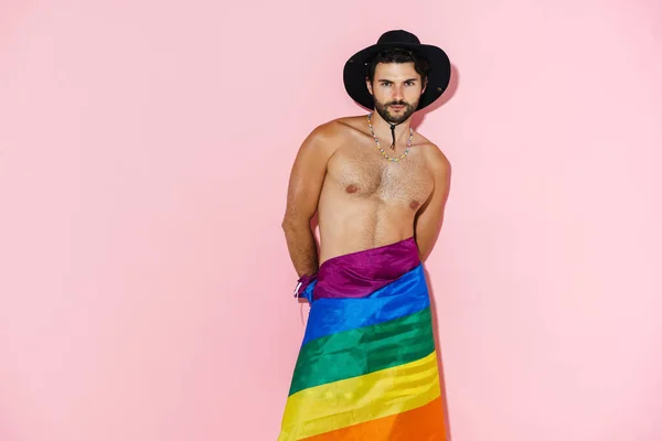 Hombre Sin Camisa Envolvió Bandera Del Arco Iris Posando Cámara —  Fotos de Stock