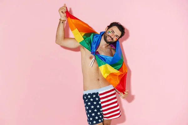 Hombre Sin Camisa Riendo Mientras Posando Con Bandera Del Arco — Foto de Stock