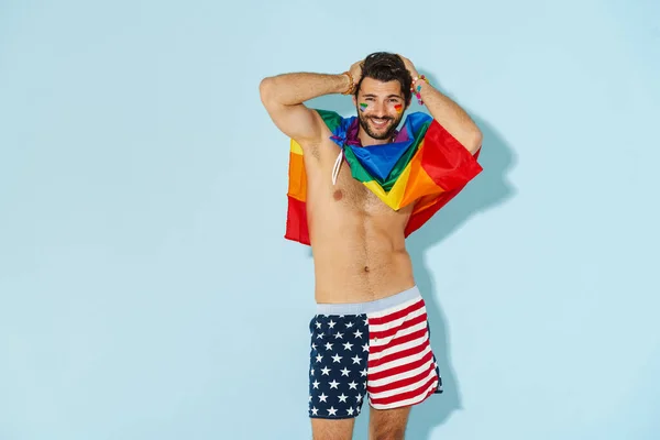 Hombre Sin Camisa Riendo Mientras Posando Con Bandera Del Arco —  Fotos de Stock