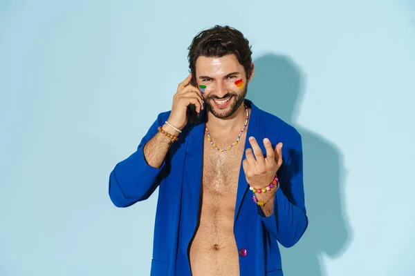 Hombre Sin Camisa Con Bandera Del Arco Iris Hablando Teléfono —  Fotos de Stock