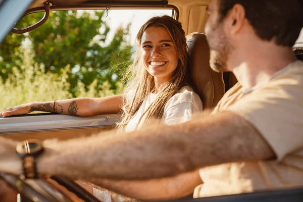 White Happy Couple Smiling While Driving Trailer Summer Day — Stockfoto